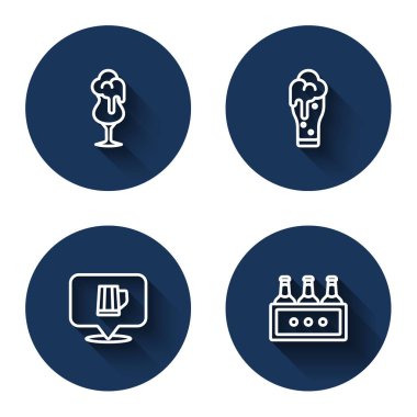 Bir bardak bira, tahta bardak ve uzun gölgeli paket şişeleri. Mavi daire düğmesi. Vektör