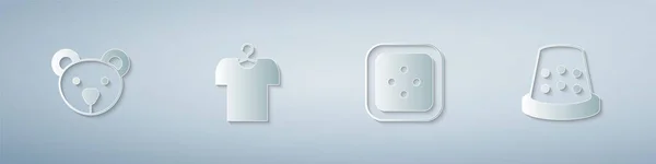 テディベアのぬいぐるみ ハンガーにTシャツ 服の縫製ボタン シンブル縫製を設定します 紙のアートスタイル ベクトル — ストックベクタ