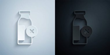 Kağıt kesiği Laktoz Hoşgörüsüzlüğü simgesi gri ve siyah arkaplanda izole edilmiş. Süte izin yok. Alerji konsepti, laktoza duyarlılık alerjisi uyarısı. Kağıt sanatı tarzı. Vektör