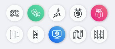 Set çizgisi oyun zarları, bovling pimi, çapraz bulmaca, masa oyunu, dart oku, bingo kartı ve Domino ikonu. Vektör
