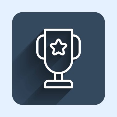 Beyaz çizgi kumarhane poker kupası ikonu uzun gölge arkaplan izole. Mavi kare düğme. Vektör