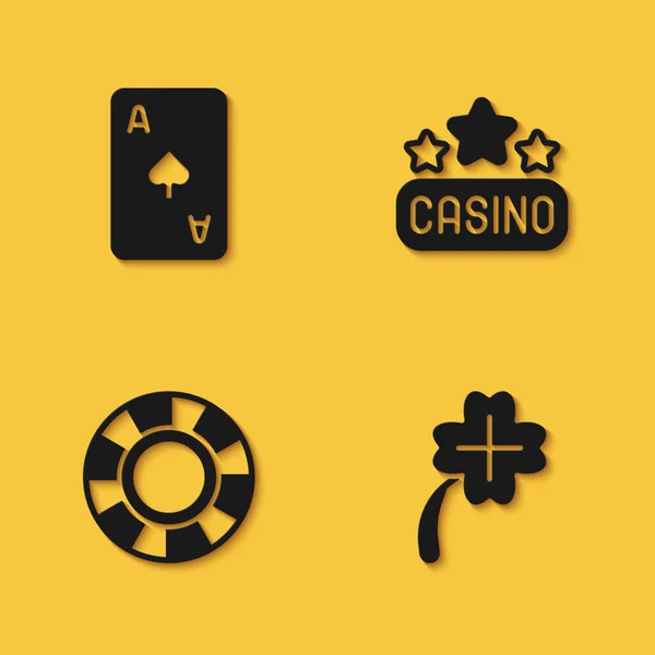 设置有黑桃标志的扑克牌 卡西诺老虎机三叶草 长影晶片和招牌图标 — 图库矢量图片