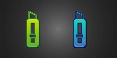 Siyah arkaplanda yeşil ve mavi kırtasiye bıçağı ikonu var. Ofis kâğıt kesicisi. Vektör