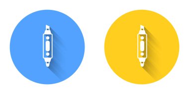 Beyaz İşaretli kalem simgesi uzun gölge arkaplanı ile izole edildi. Çember düğmesi. Vektör