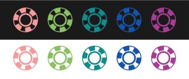 Kumarhane çipleri simgesini siyah beyaz arkaplanda izole et. Kumarhane kumarı. Vektör