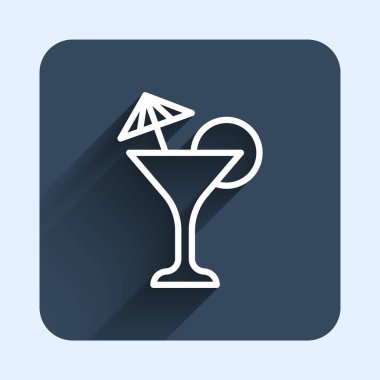 Beyaz çizgi martini cam ikonu uzun gölge arkaplan izole. Kokteyl ikonu. Şarap kadehi ikonu. Mavi kare düğme. Vektör