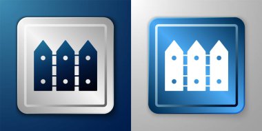 Beyaz Bahçe çitleri ahşap ikonu mavi ve gri arka planda izole edilmiş. Gümüş ve mavi kare düğme. Vektör