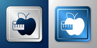 Beyaz Elma ve mezura simgesi mavi ve gri arkaplanda izole edildi. Fazla kilolu. Sağlıklı diyet menüsü. Fitness diyeti elması. Gümüş ve mavi kare düğme. Vektör.