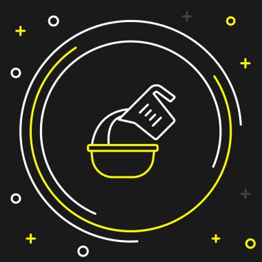 Çizgi ölçme kabı siyah arka planda izole edilmiş kase ikonuna sıvı döküyor. Plastik şişenin sapı var. Renkli taslak konsepti. Vektör