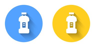 Çamaşır deterjanı, çamaşır suyu, bulaşık deterjanı ya da uzun gölgeli bir temizlik ikonu için beyaz plastik şişe. Çember düğmesi. Vektör