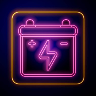 Parlayan neon araba akü ikonu siyah arkaplanda izole edildi. Akümülatör bataryası enerji ve elektrik akümülatörü bataryası. Vektör