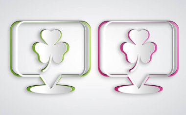 Kağıt kesiği Yonca folyo yaprağı simgesi gri arkaplanda izole edilmiş. Aziz Patrick gününüz kutlu olsun. Ulusal İrlanda bayramı. Kağıt sanatı tarzı. Vektör