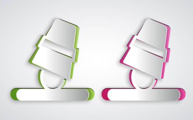 Kağıt kesimi Oyun yüksükleri simgesi gri arkaplanda izole edildi. Top ve cam. Şans ve servet kavramı. Kağıt sanatı tarzı. Vektör