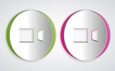 Kağıt kesme Görüntü sohbet konferansı simgesi gri arkaplanda izole edildi. Çevrimiçi iş görüşmesi formu. Uzak proje yönetimi. Kağıt sanatı tarzı. Vektör