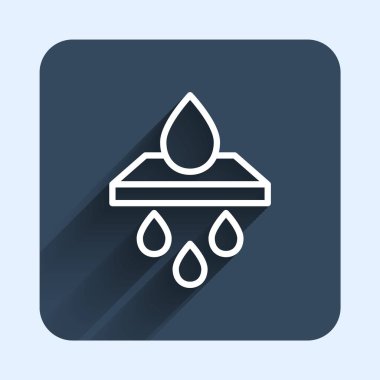 Beyaz çizgi Su filtresi kartuş simgesi uzun gölge arkaplan izole. Mavi kare düğme. Vektör