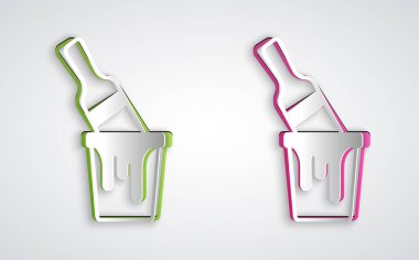 Kağıt kesiği boya kovası ve gri arkaplanda fırça simgesi var. Kağıt sanatı tarzı. Vektör