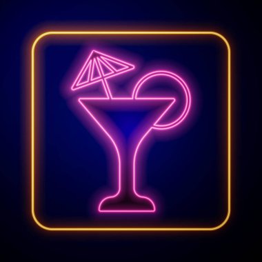 Siyah arka planda parlayan neon renkli martini ikonu. Kokteyl ikonu. Şarap kadehi ikonu. Vektör