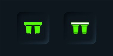 Yeşil Su filtresi kartuş simgesi siyah arkaplanda izole edildi. Siyah kare düğme. Vektör