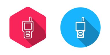 Doldurulmuş ve ana hatlı telsiz konuşma simgesi uzun gölge arkaplanı ile izole edilmiş. Taşınabilir radyo vericisi simgesi. Radyo alıcı-vericisi işareti. Vektör