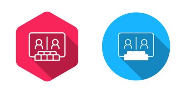 Doldurulmuş ve ana hatlarıyla görüntülü sohbet konferansı simgesi uzun gölge arkaplanı ile izole edilmiş. Çevrimiçi iş görüşmesi formu. Uzak proje yönetimi. Vektör