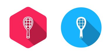 Tenis raketi ikonu doldurulmuş ve ana hatlarıyla çizilmiş, uzun gölge arkaplan ile izole edilmiş. Spor malzemeleri. Vektör.