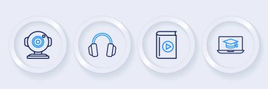 Dizüstü bilgisayardaki ses kitabı kulaklıkları ve web kamera simgesine mezuniyet başlığı koyun. Vektör.