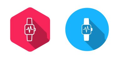 Doldurulmuş ve ana hatları çizilmiş. Kalp atışı simgesini gösteren akıllı saat uzun gölge arkaplanlı izole edilmiş. Fitness uygulaması konsepti. Vektör.