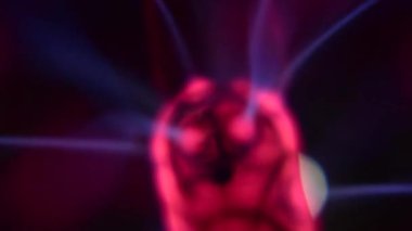 Katmandaki plazma ışınları. Elektrikten. Makro. Bulanık arkaplan