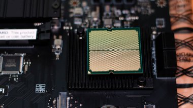KYIV, UKRAINE - 19 Temmuz 2024: AMD Ryzen 7700 işlemcisi ana kart MSI PRO B650-S WIFI üzerinde yer almaktadır