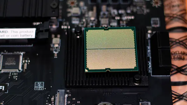 KYIV, UKRAINE - 19 Temmuz 2024: AMD Ryzen 7700 işlemcisi ana kart MSI PRO B650-S WIFI üzerinde yer almaktadır