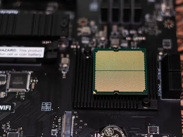 KYIV, UKRAINE - 19 Temmuz 2024: AMD Ryzen 7700 işlemcisi ana kart MSI PRO B650-S WIFI üzerinde yer almaktadır.