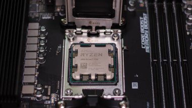 KYIV, UKRAINE - 19 Temmuz 2024: AMD Ryzen 7700 işlemcisi ana kart MSI PRO B650-S WIFI üzerinde yer almaktadır.