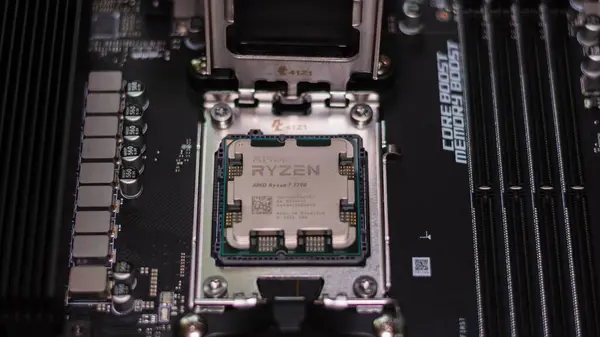 KYIV, UKRAINE - 19 Temmuz 2024: AMD Ryzen 7700 işlemcisi ana kart MSI PRO B650-S WIFI üzerinde yer almaktadır.