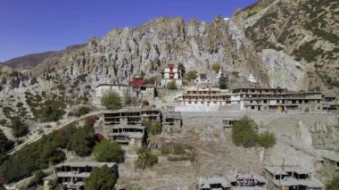 Nepal 'deki Bhraka Gomba' nın üzerinden geriye doğru uçarak binaların etrafını geziyor..