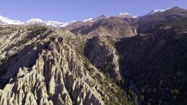 Nepal 'in vahşi doğasında Himalaya Dağları' nın içinden uçarak engebeli arazide.