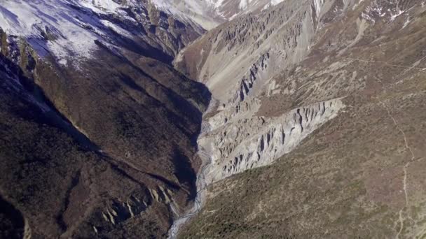Flying Canyon Tilting Snow Capped Mountains Nepal Himalayas — Vídeos de Stock