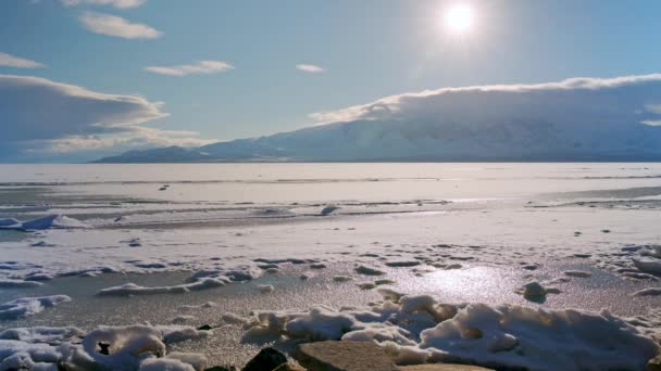 겨울얼어붙은 동하는 눈덮인 여행을 — 비디오