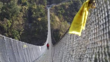 Nepal 'deki yürüyüş direklerini kullanarak Annapurna pistinde kar yürüyüşü yapan bir adam..