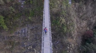 Nepal 'deki yürüyüş direklerini kullanarak Annapurna pistinde kar yürüyüşü yapan bir adam..