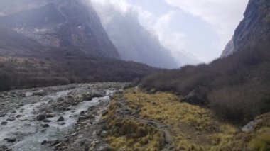 Nepal 'deki Modi nehri boyunca vahşi doğada uçarken aşağıdaki yürüyüş parkurunu gördüm..