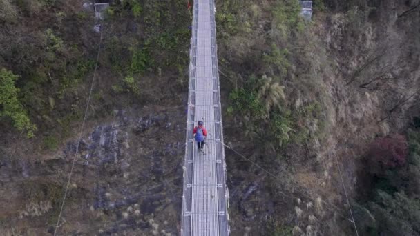 Homme Marchant Travers Neige Sur Circuit Annapurna Utilisant Des Bâtons — Video