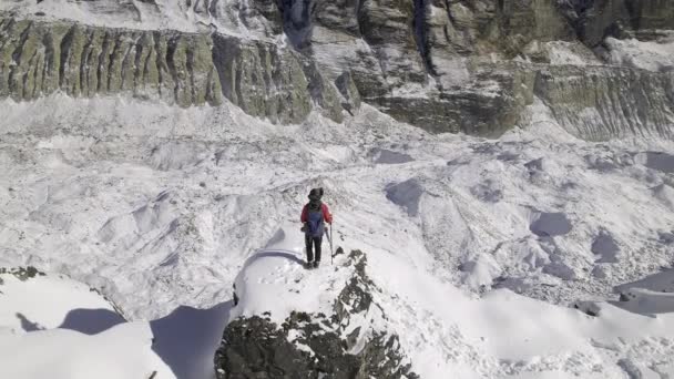 尼泊尔使用远足杆在Annapurna电路上的雪地上爬行的人 — 图库视频影像