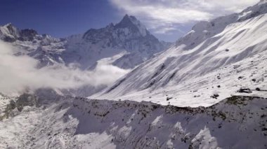 Annapurna Ana Kampı 'ndan Nepal' deki Machhapuchare 'e kadar kanyon manzarası var.