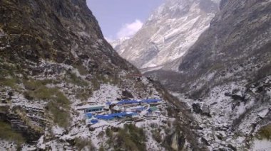 Annapurna Pisti boyunca Nepal 'in Deurali dağ kasabasının etrafında uçan hava manzarası.