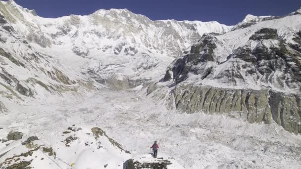 Muž Pěší Túry Sněhem Okruhu Annapurna Pomocí Trekkingových Tyčí Nepálu — Stock video