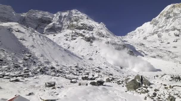 在尼泊尔安纳普尔纳山脉靠近基地营地的地方向雪崩飞去 — 图库视频影像