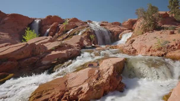 春季径流中 美国犹他州南部红色岩石上的枪林弹雨 — 图库视频影像