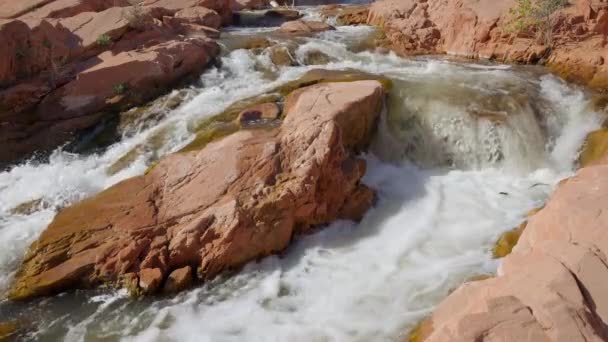 Voda Vodopád Kolem Červených Skal Gunlock Falls Utahu Během Vysokého — Stock video