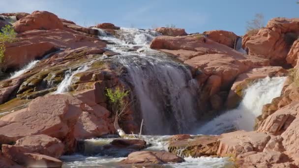 溶融雪からの春の流出の間にユタ州のガンロック貯水池の滝のパノラマビュー — ストック動画