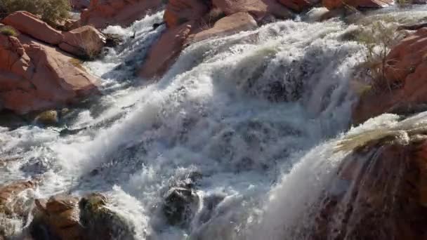 从贡洛克水库溢出的泉水径流从红岩上瀑布而下 — 图库视频影像